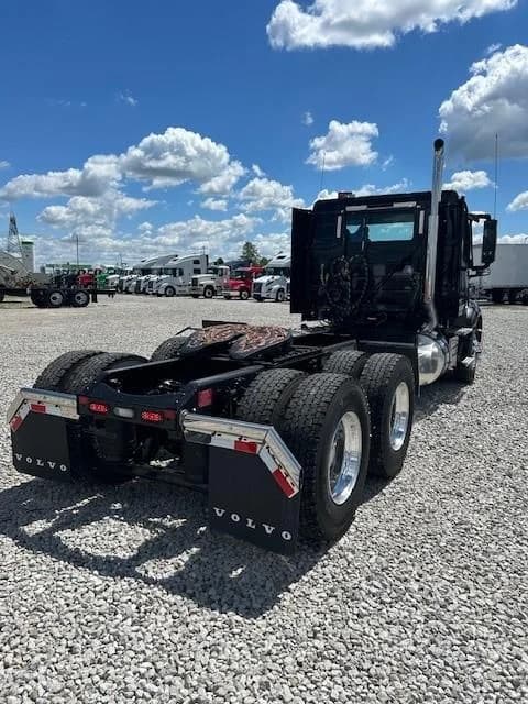 2025 Volvo VNL 300 in London, OH — photo 3