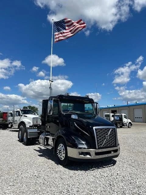 2025 Volvo VNL 300 in London, OH — photo 2