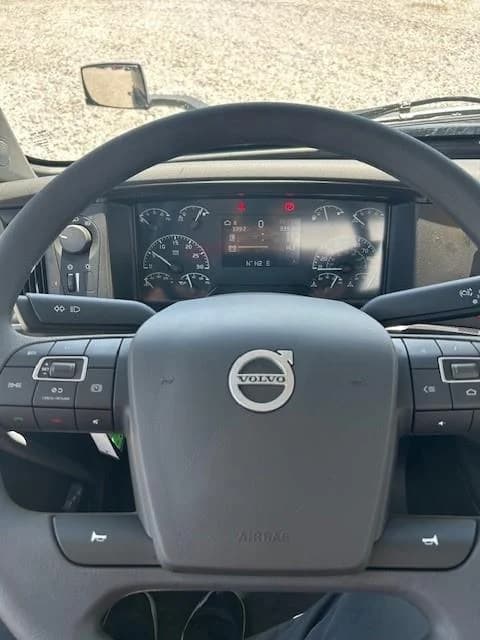 2025 Volvo VNL 300 in London, OH — photo 5