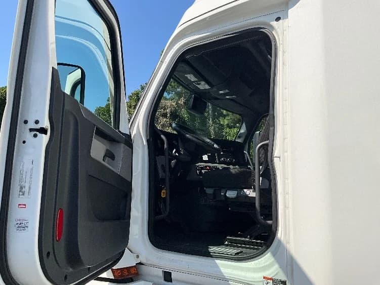 2021 Freightliner Cascadia in Greensboro, NC — photo 9