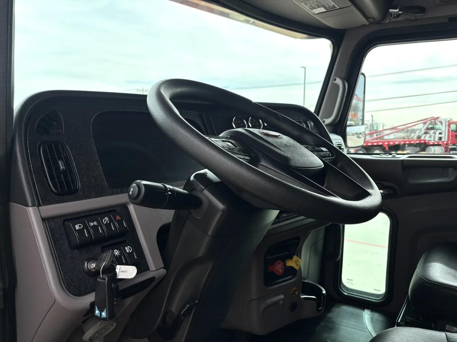 2024 Peterbilt 389 in Hutchins, TX — photo 15