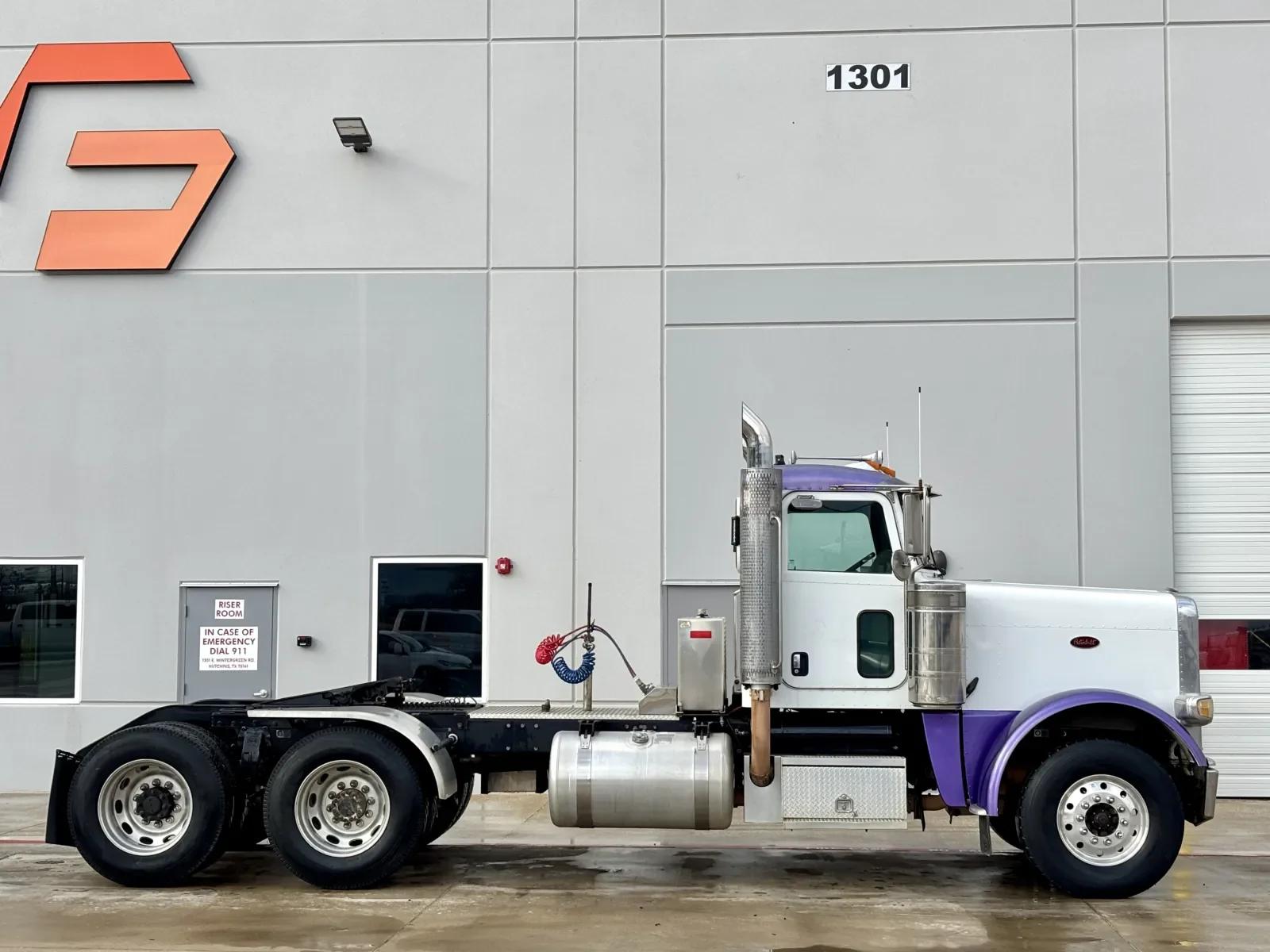 2008 Peterbilt 388 in Hutchins, TX — photo 3