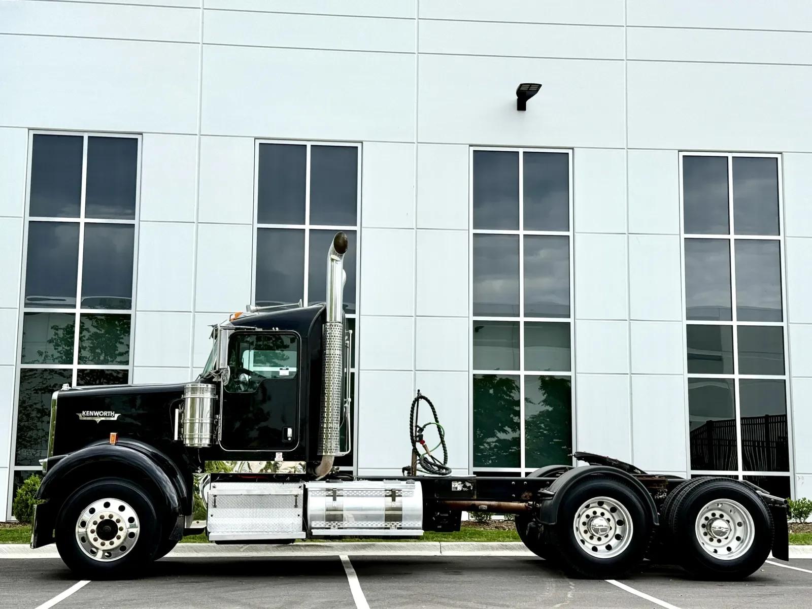 2019 Kenworth W900 in New Lenox, IL — photo 4