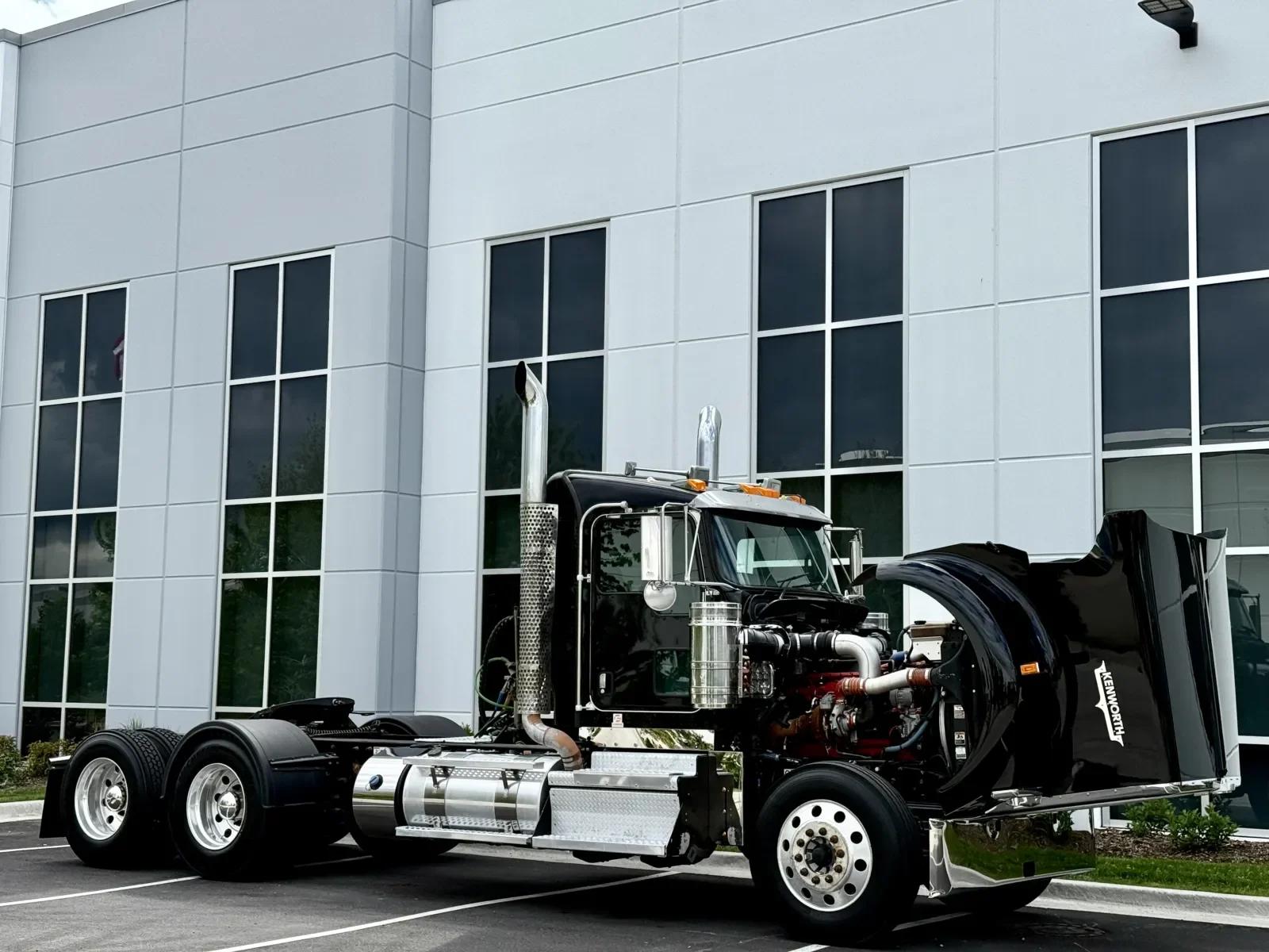 2019 Kenworth W900 in New Lenox, IL — photo 9