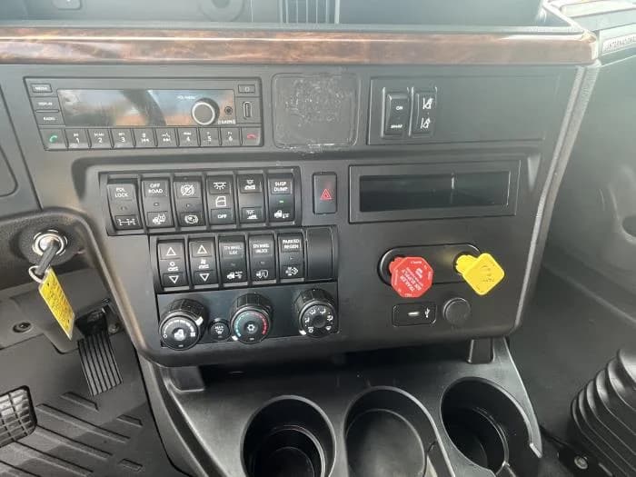 2022 International LT in Kansas City, MO — photo 12