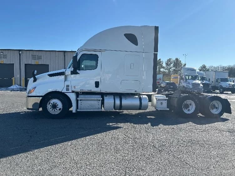 2020 Freightliner Cascadia in Fredericksburg, VA — photo 4