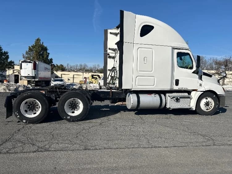 2020 Freightliner Cascadia in Fredericksburg, VA — photo 8