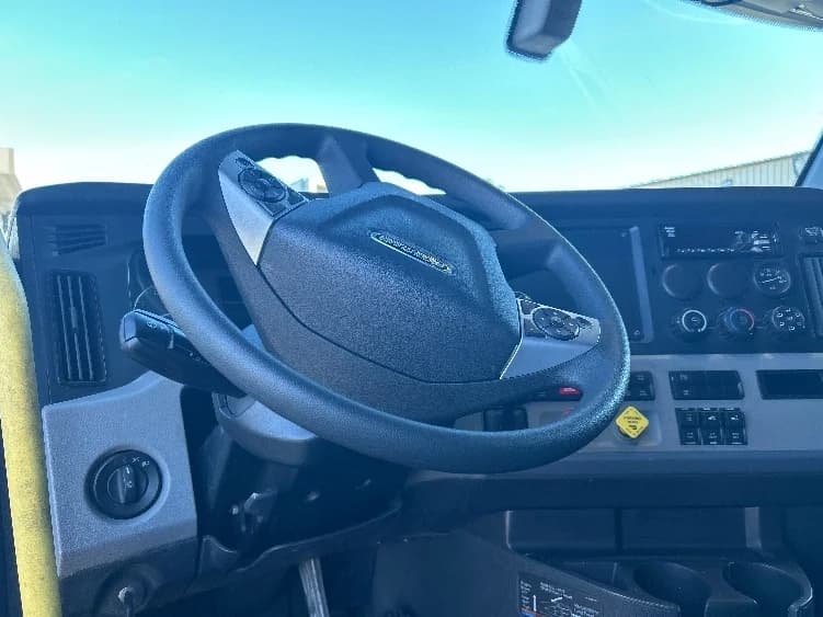 2020 Freightliner Cascadia in Fredericksburg, VA — photo 10