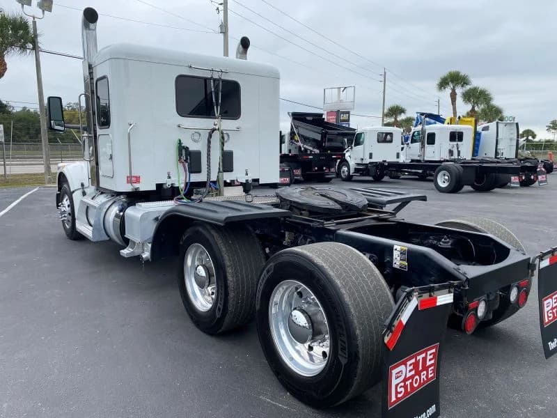 2025 Peterbilt 567 in Fort Pierce, FL — photo 14