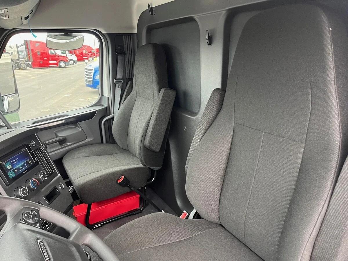 2027 Freightliner Cascadia — photo 9