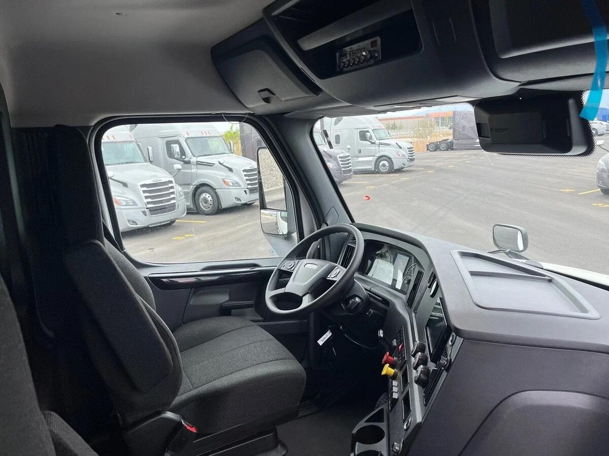 2027 Freightliner Cascadia — photo 10