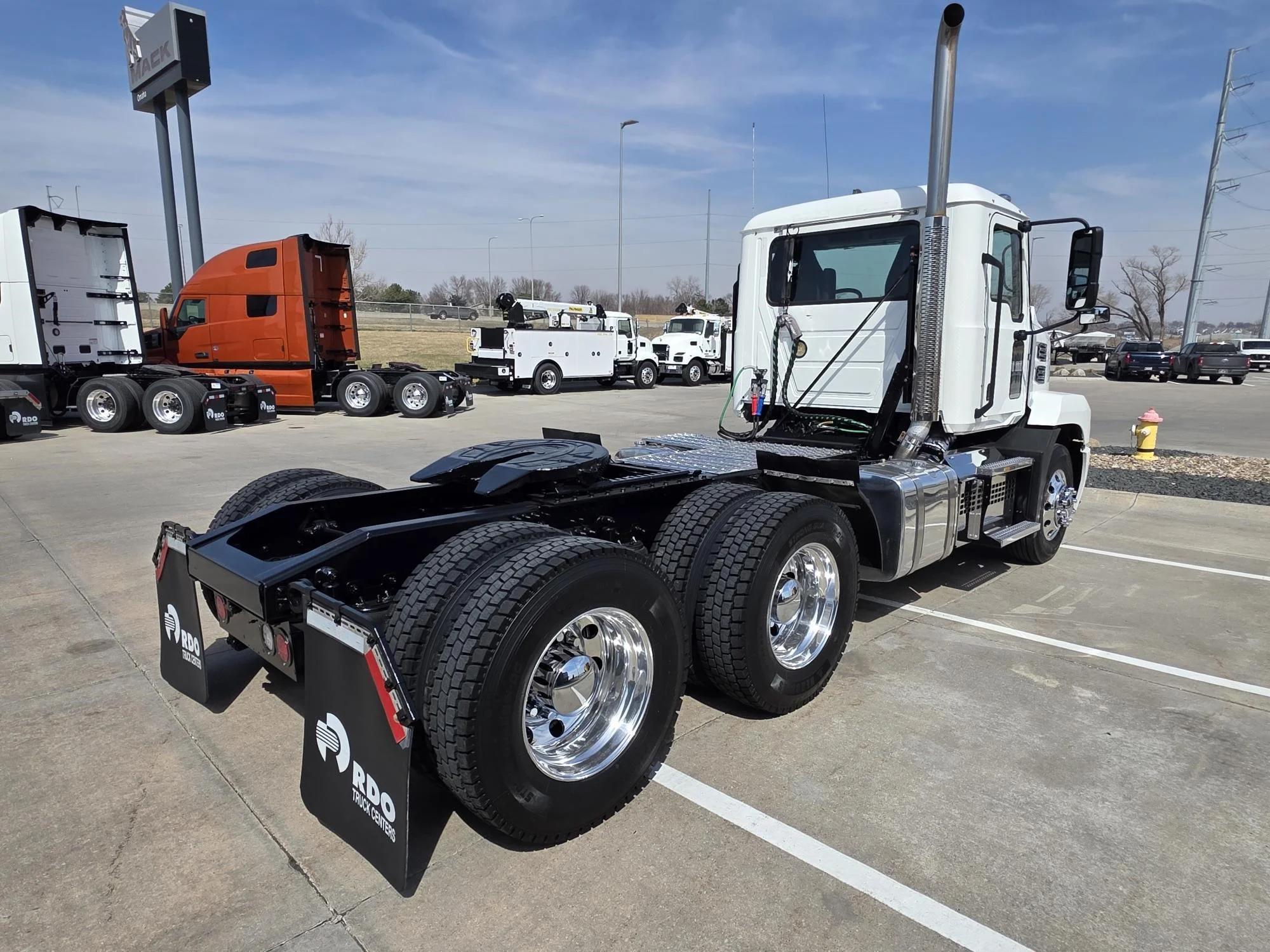 2021 Mack Anthem — photo 5