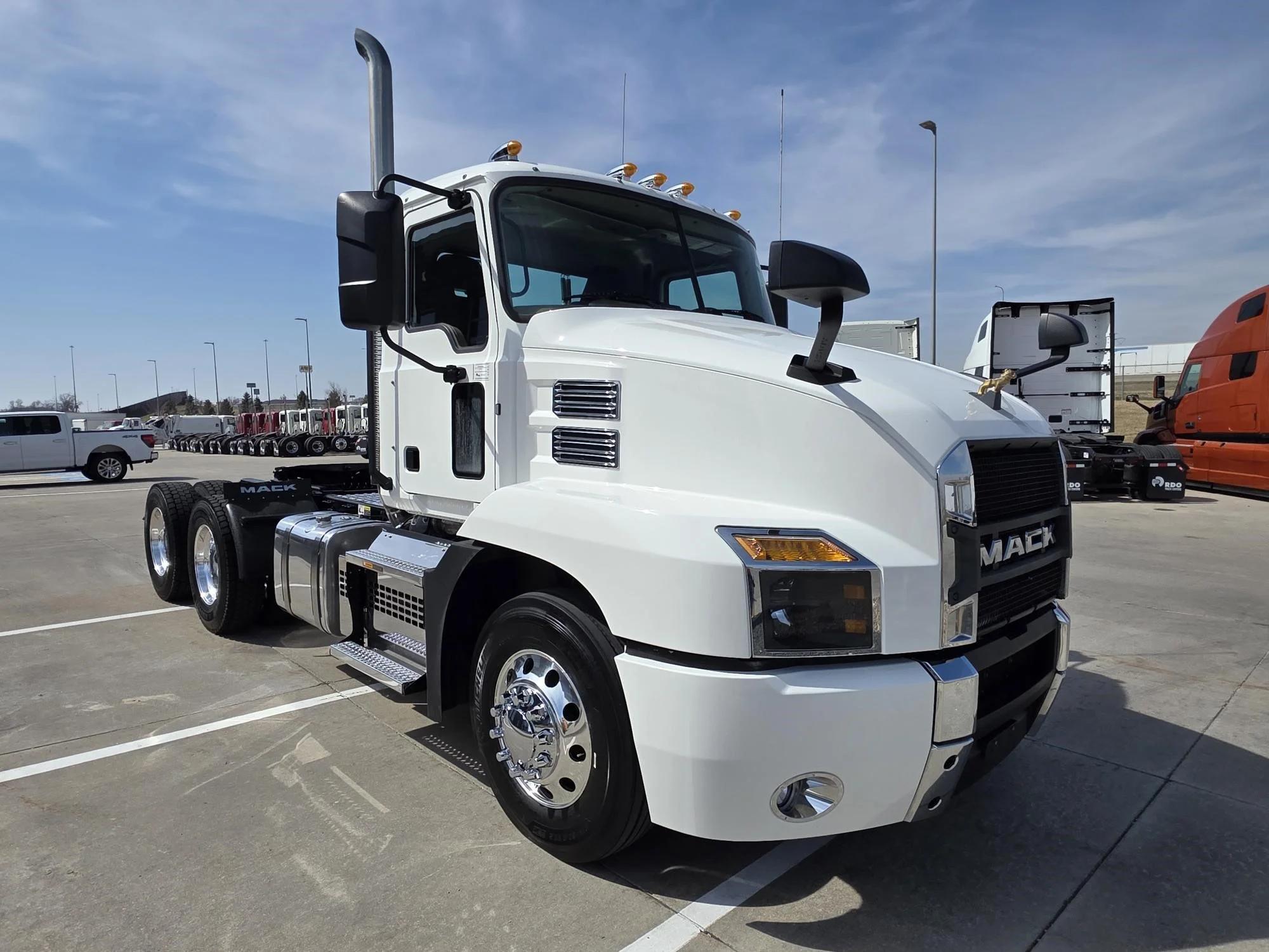 2021 Mack Anthem — photo 3