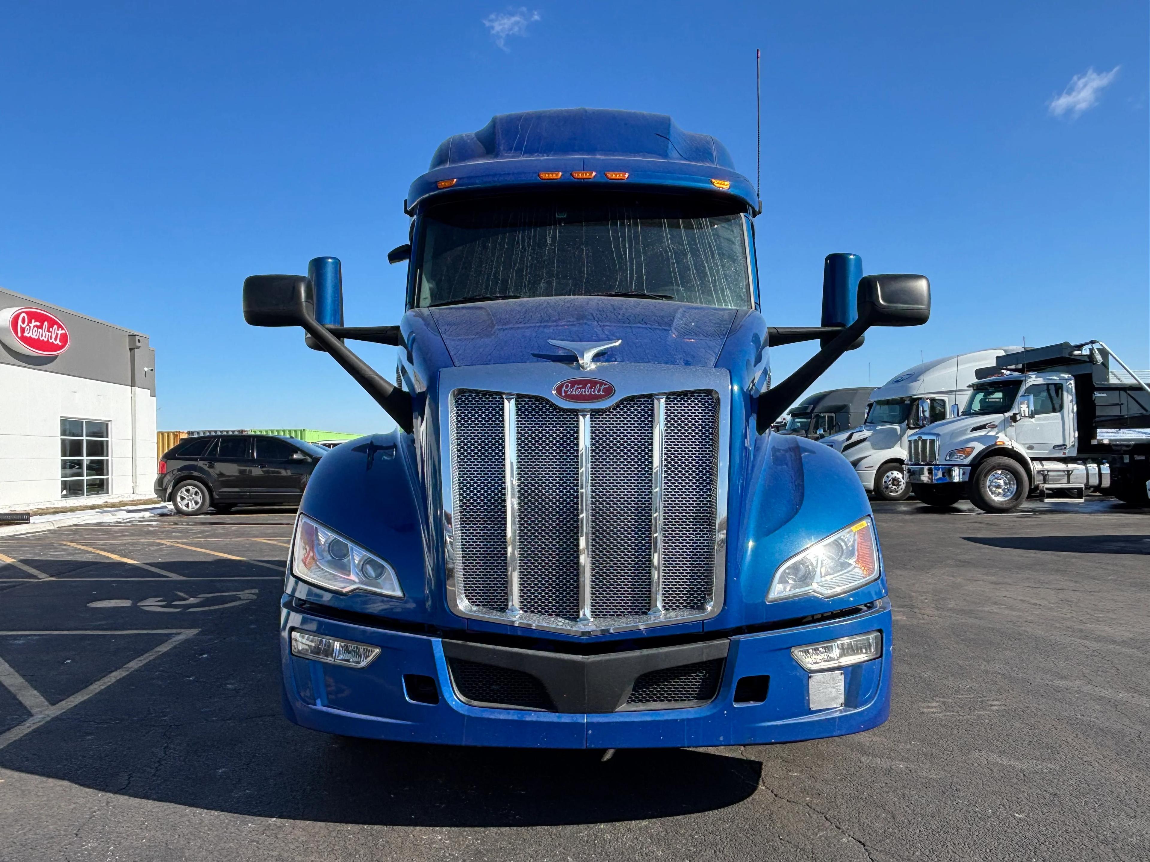 2023 Peterbilt 579 in Springfield, MO — photo 3