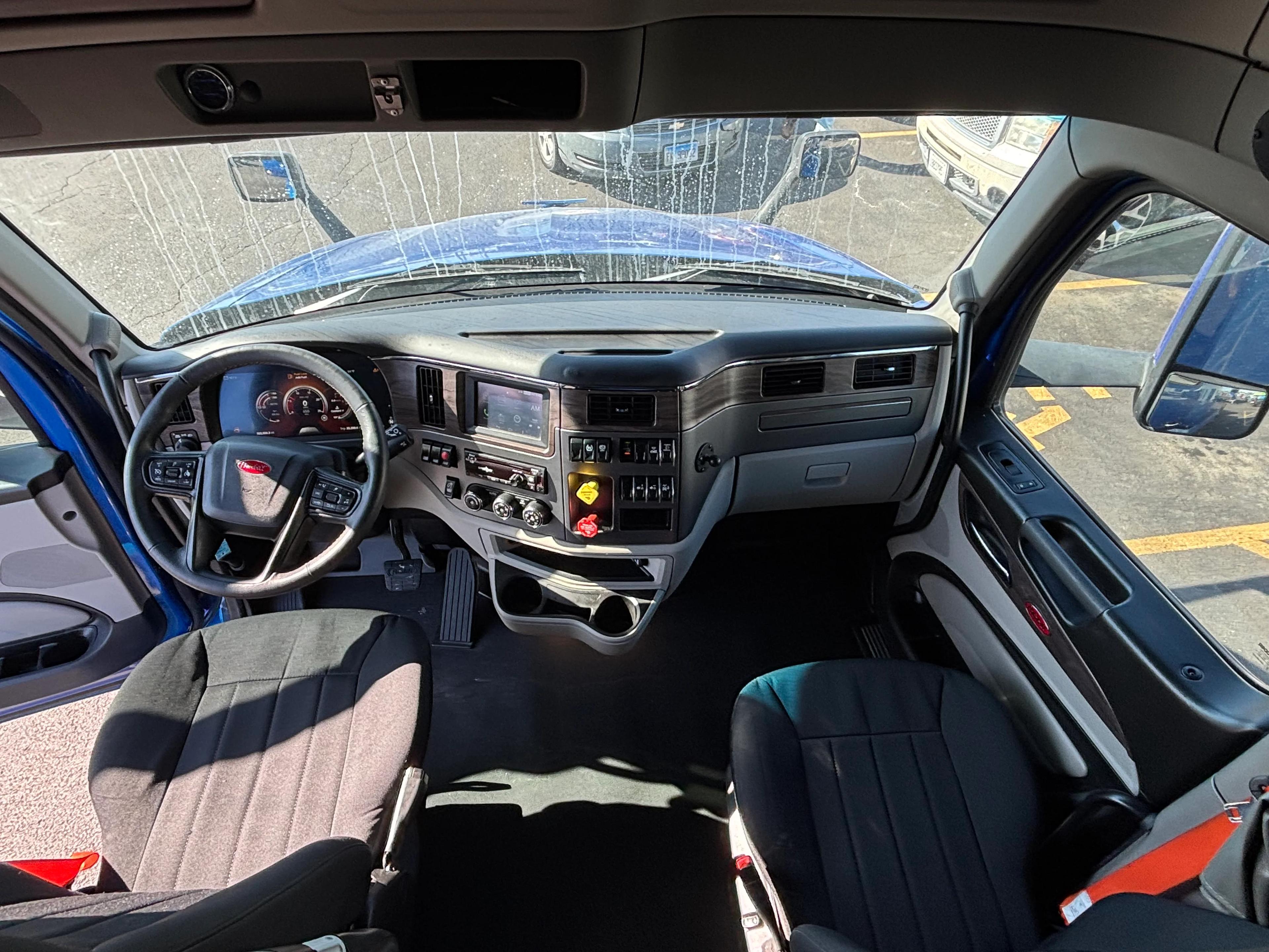 2023 Peterbilt 579 in Springfield, MO — photo 16