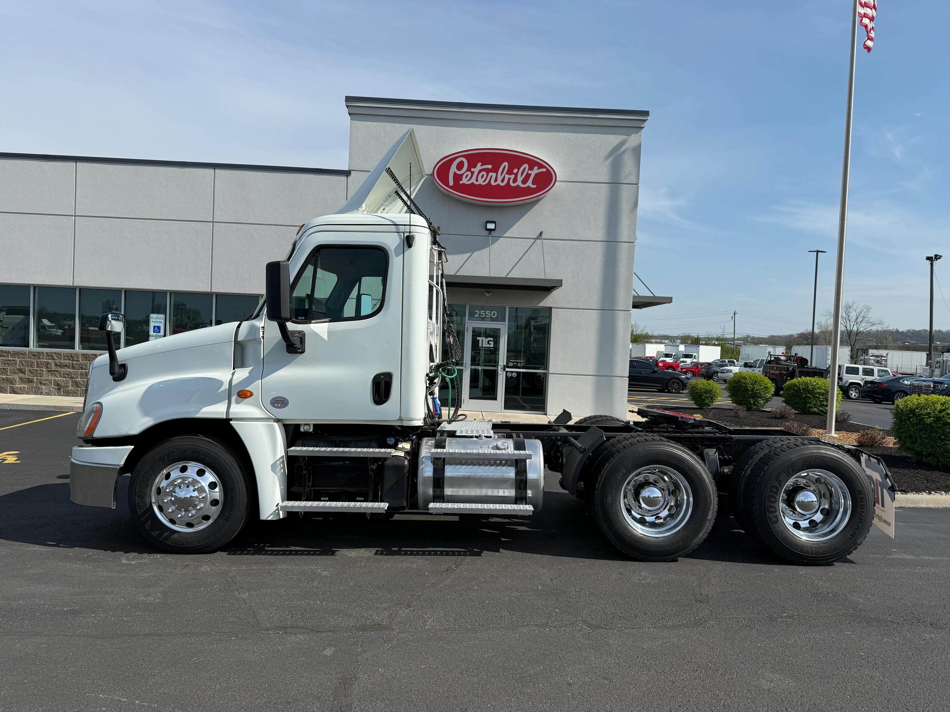 2019 Freightliner Cascadia in Cincinnati, OH — photo 2