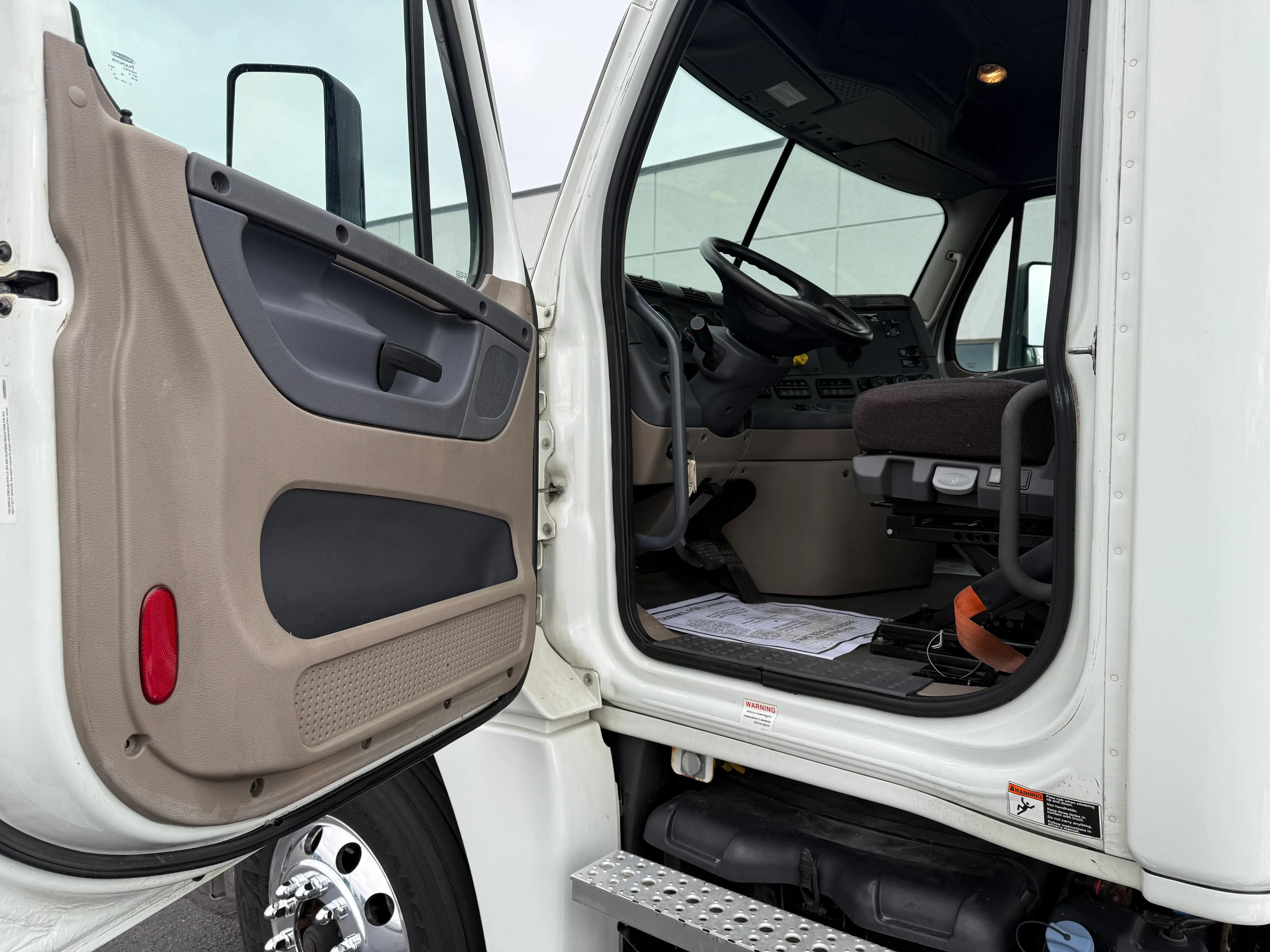 2019 Freightliner Cascadia in Cincinnati, OH — photo 14