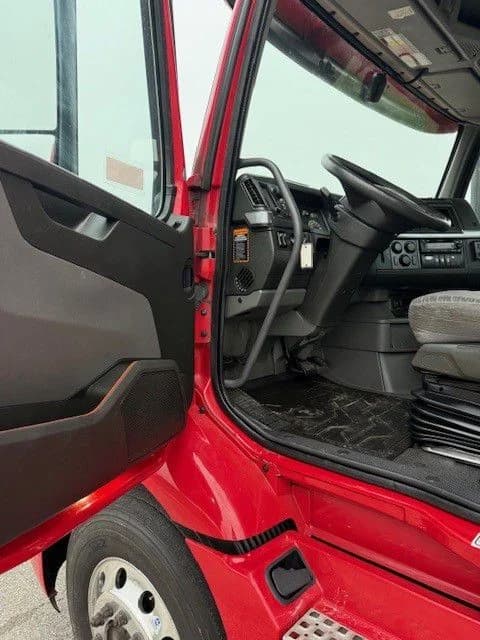 2022 Volvo VNR 640 in Indianapolis, IN — photo 4