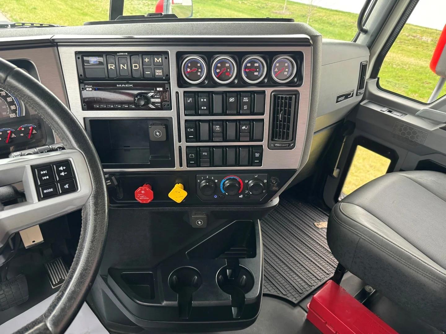 2021 Mack Anthem in Ankeny, IA — photo 16