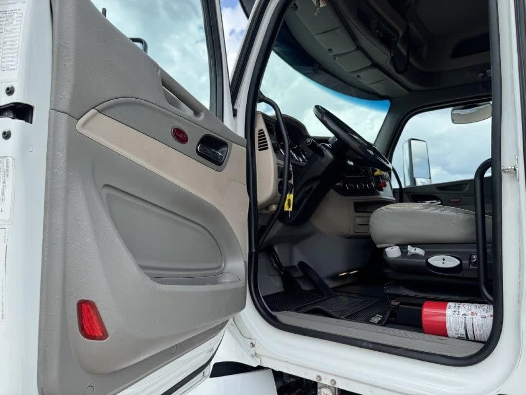 2022 Peterbilt 567 in Springfield, MO — photo 10