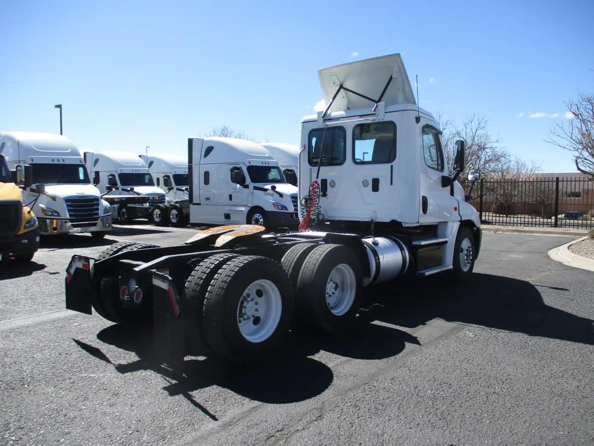 2015 Freightliner Cascadia in Commerce City, CO — photo 4