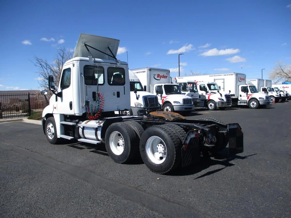 2015 Freightliner Cascadia in Commerce City, CO — photo 6