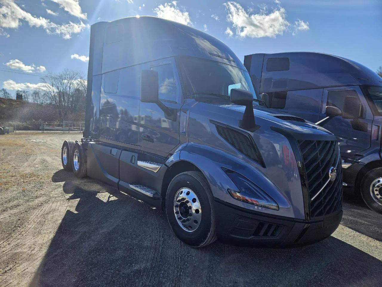 2026 Volvo VNL 860 in Somerset, PA — photo 2