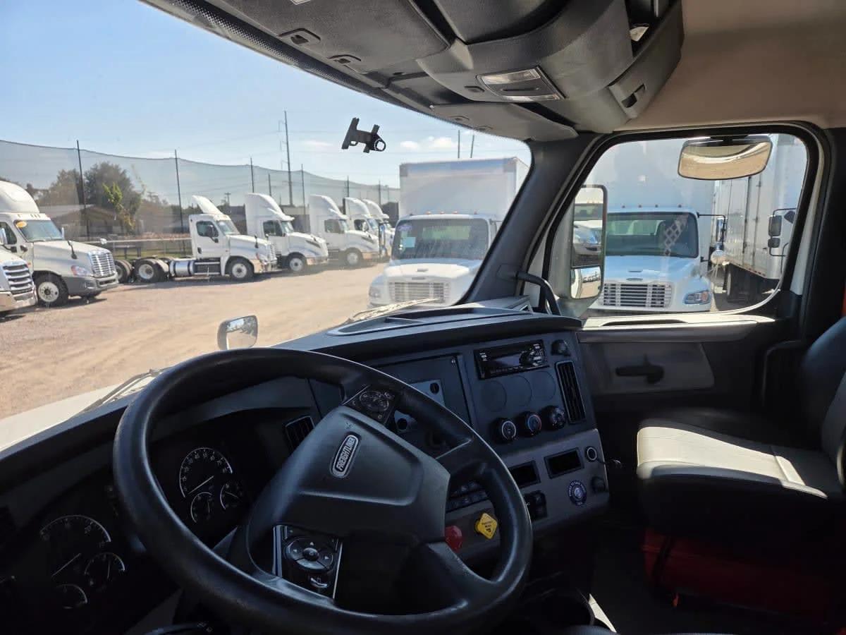 2020 Freightliner Cascadia in St. Rose, LA — photo 7