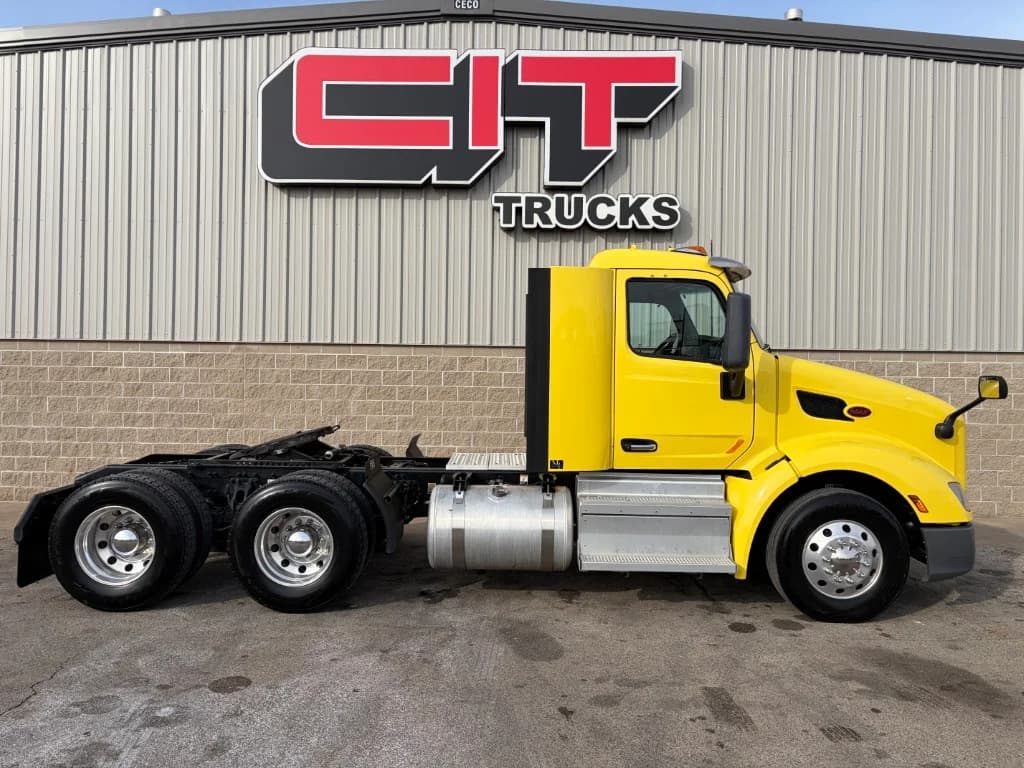 2021 Peterbilt 579 in Morton, IL — photo 4