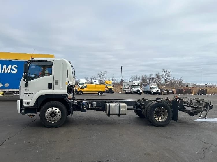 2020 Isuzu FTR in Montgomery, NY — photo 4