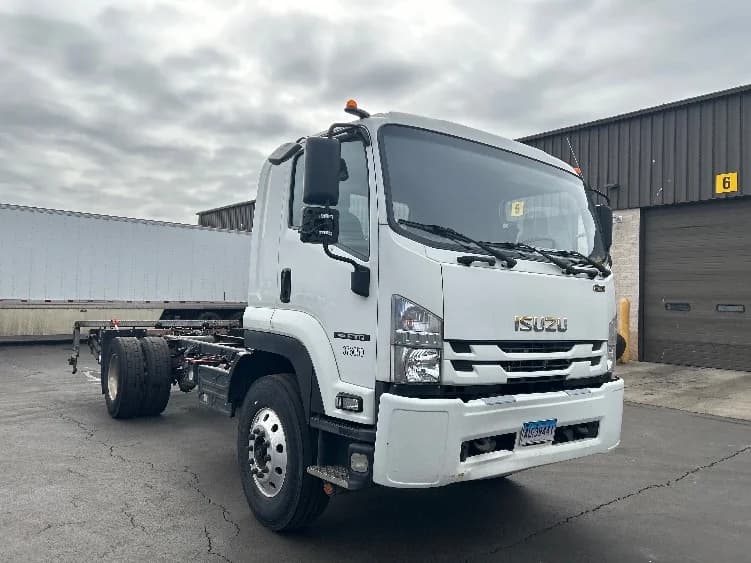 2020 Isuzu FTR in Montgomery, NY