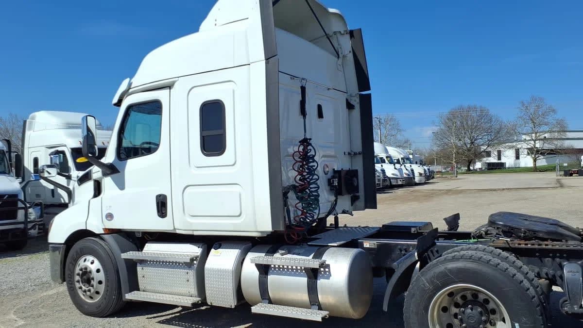 2020 Freightliner Cascadia in West Chester, OH — photo 6