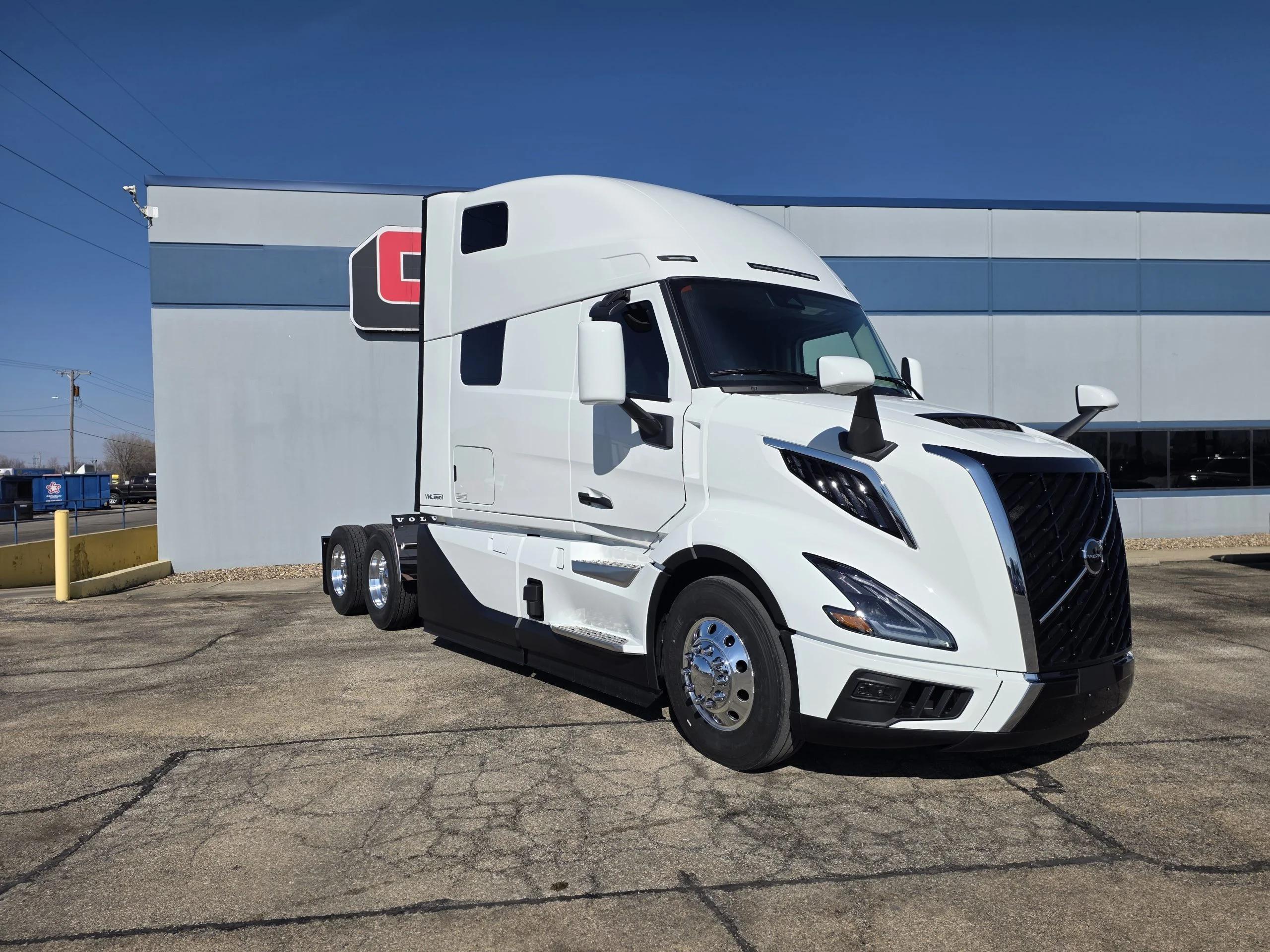 2027 Volvo VNL 860 in Springfield, IL — photo 3