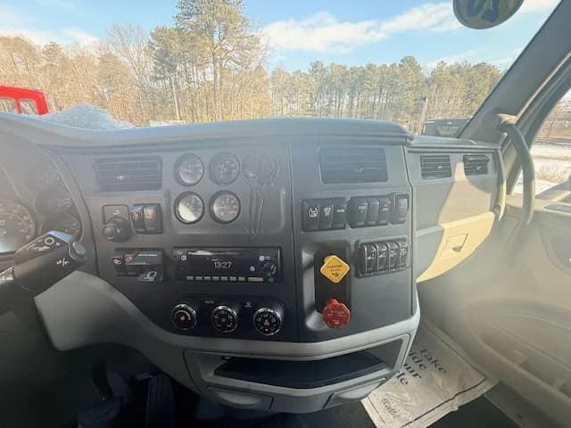 2021 Peterbilt 579 in ALLENTOWN, PA — photo 8