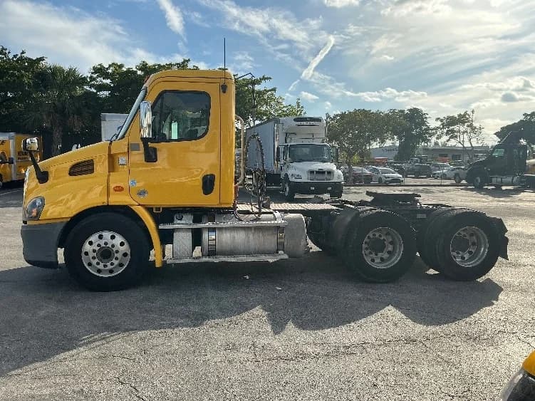 2019 Freightliner Cascadia in Medley, FL — photo 4