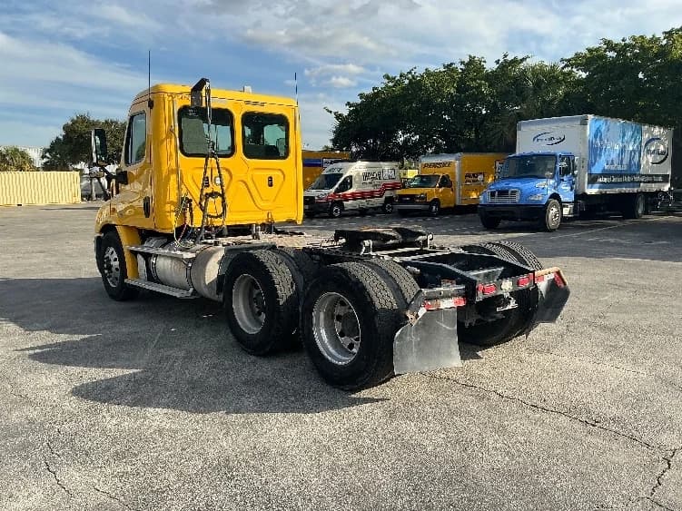 2019 Freightliner Cascadia in Medley, FL — photo 5