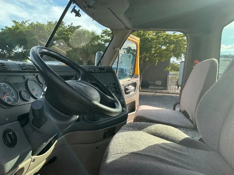 2019 Freightliner Cascadia in Medley, FL — photo 10