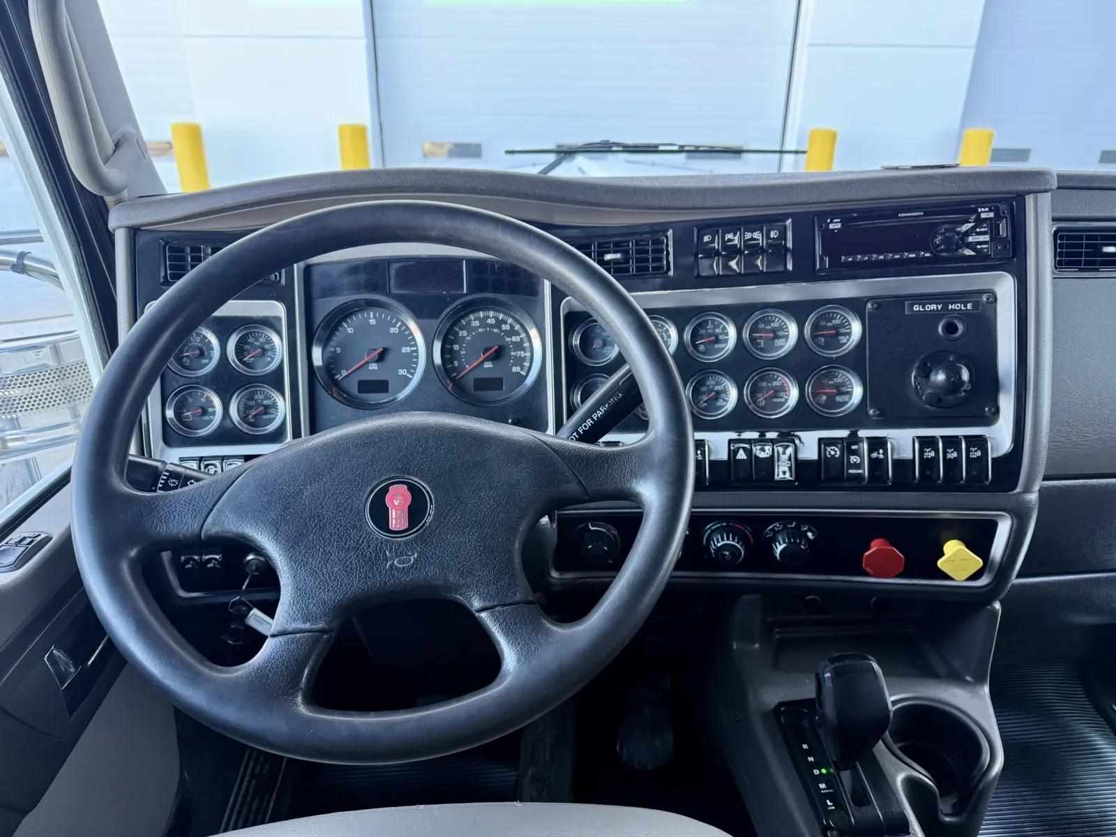2020 Kenworth W900 in New Lenox, IL — photo 16