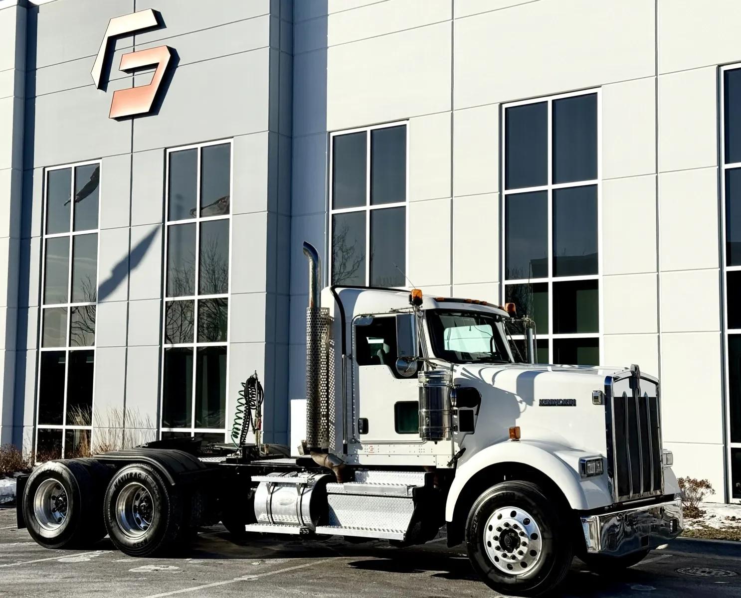2020 Kenworth W900 in New Lenox, IL — photo 2