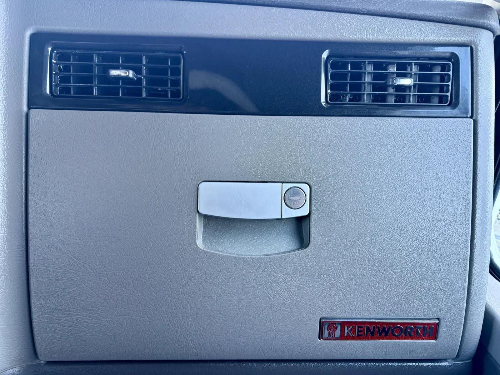 2020 Kenworth W900 in New Lenox, IL — photo 19