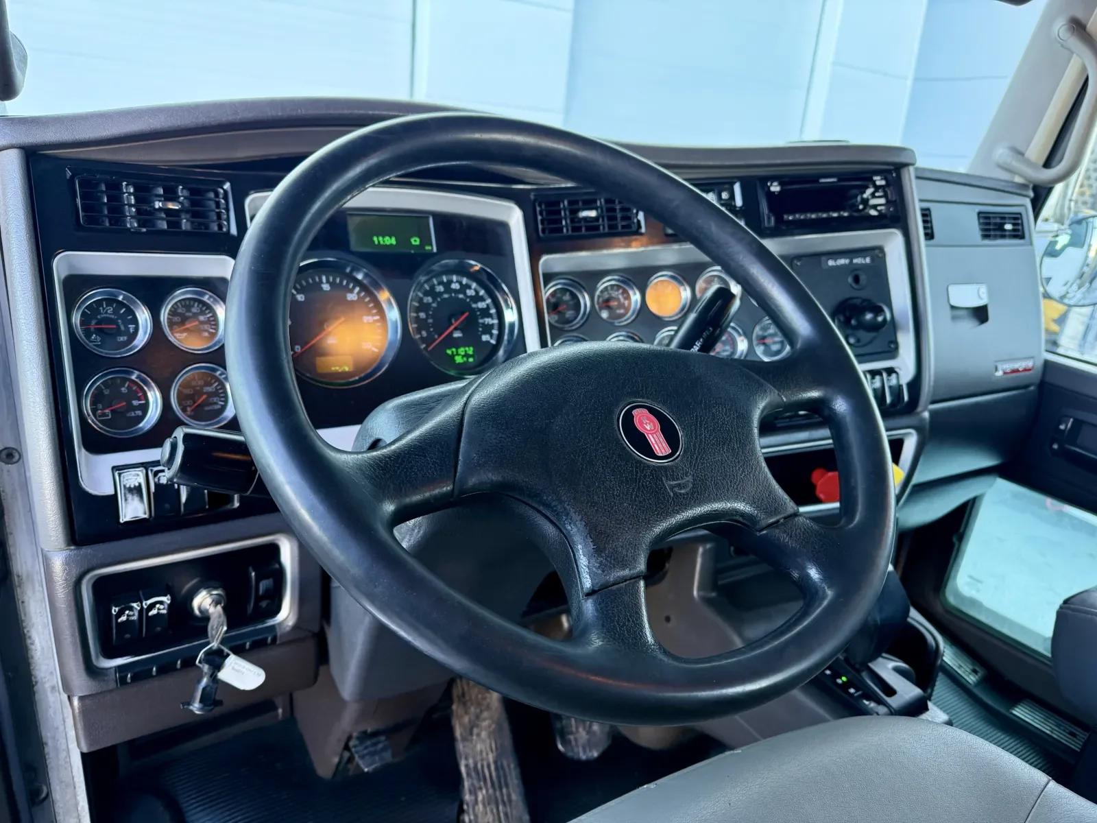 2020 Kenworth W900 in New Lenox, IL — photo 15