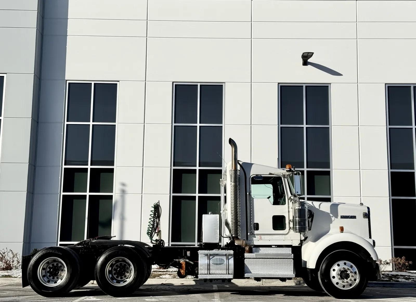 2020 Kenworth W900 in New Lenox, IL — photo 3