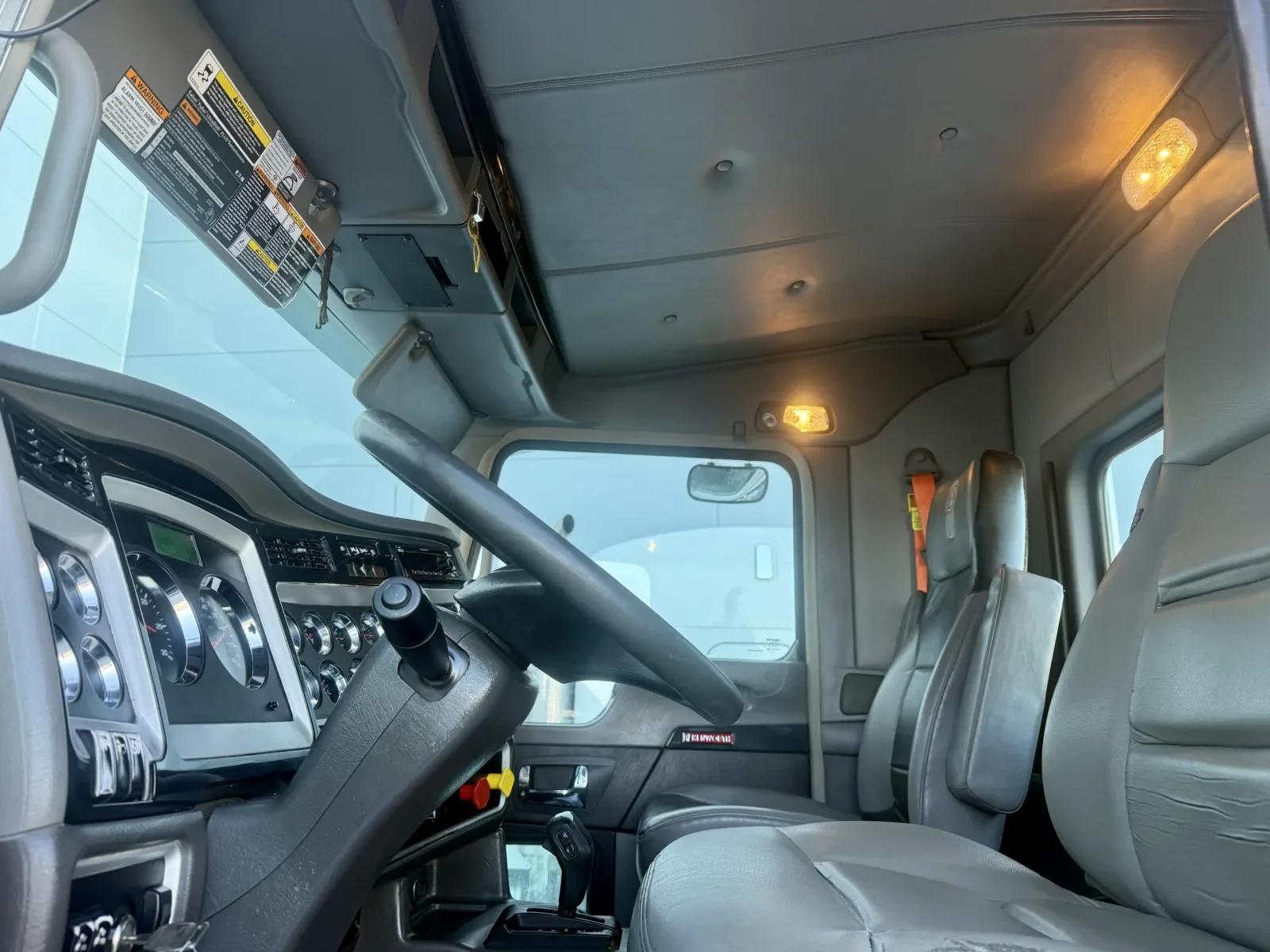 2020 Kenworth W900 in New Lenox, IL — photo 14