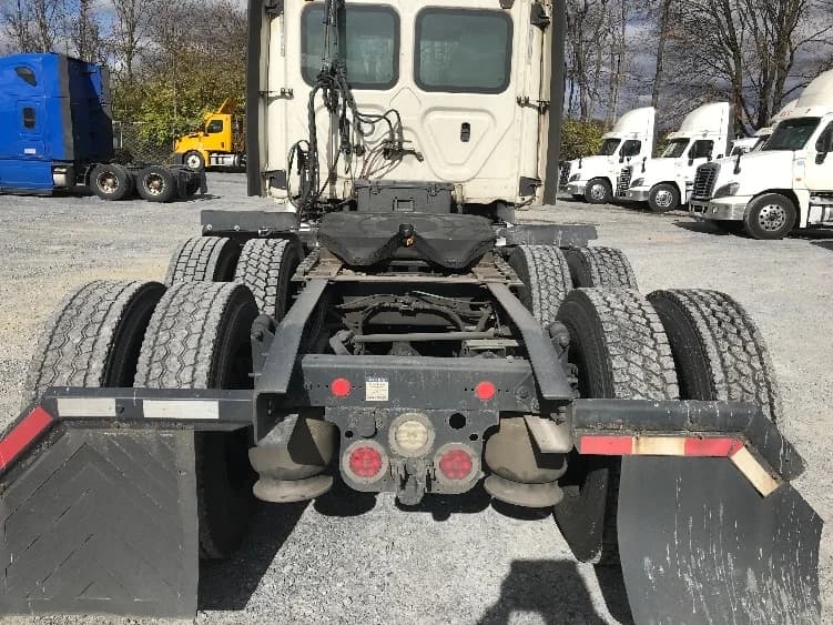 2019 Freightliner Cascadia in Cleona, PA — photo 6