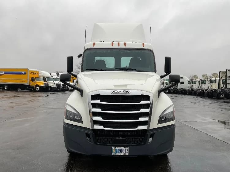 2020 Freightliner Cascadia in Middlefield, OH — photo 2