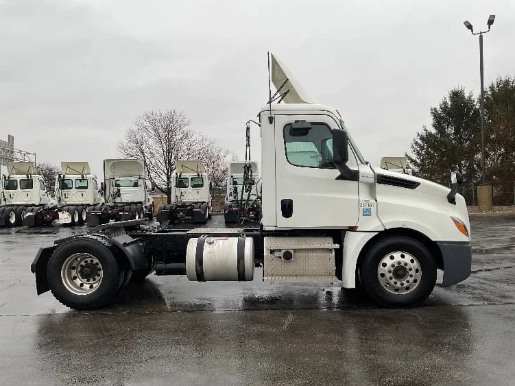 2020 Freightliner Cascadia in Middlefield, OH — photo 8