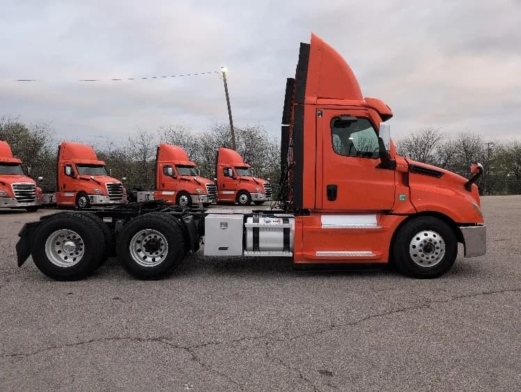 2020 Freightliner Cascadia in San Antonio, TX — photo 8