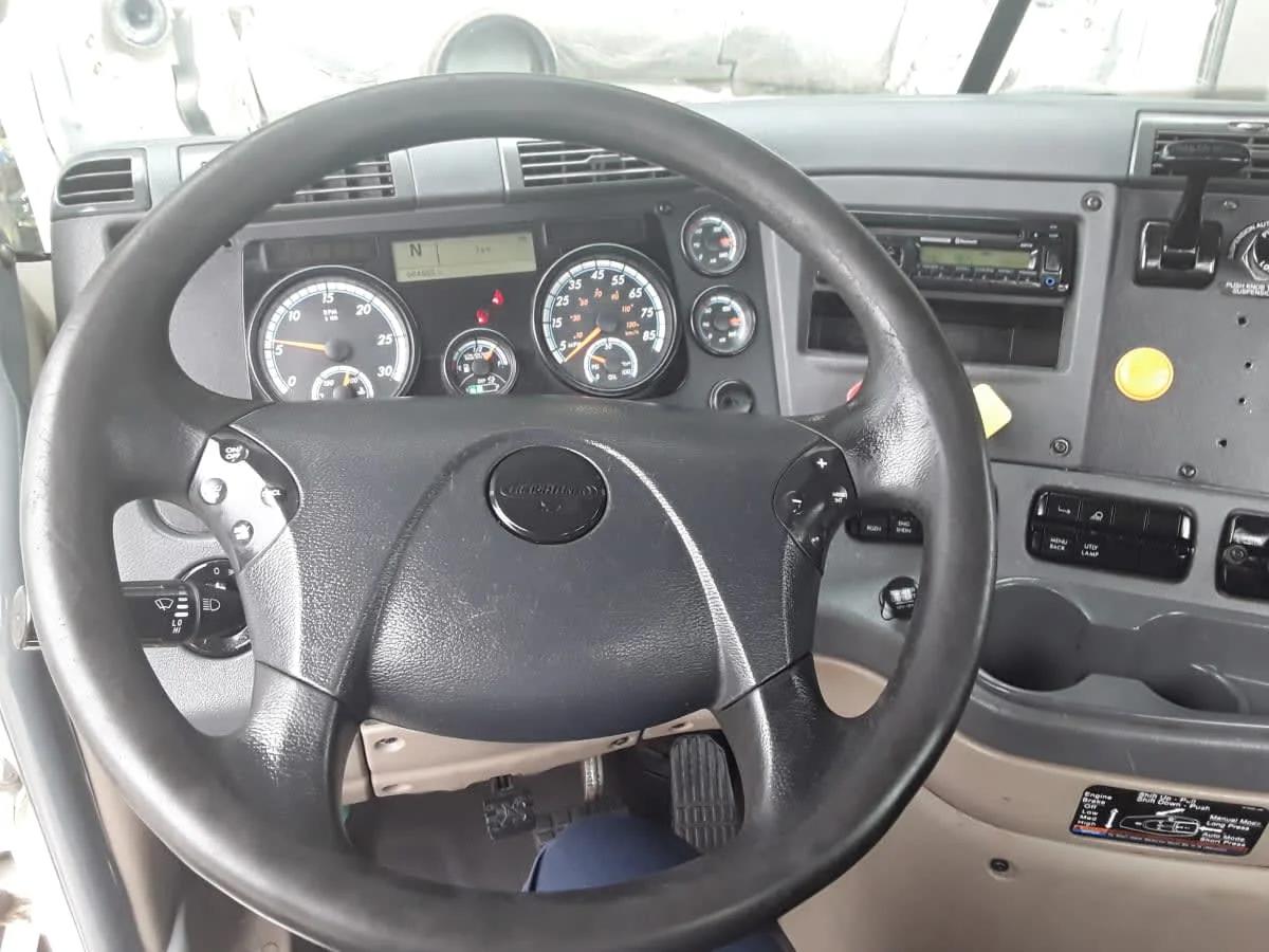 2017 Freightliner Cascadia in Kansas City, MO — photo 7