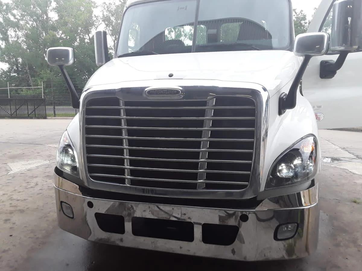 2017 Freightliner Cascadia in Kansas City, MO — photo 2