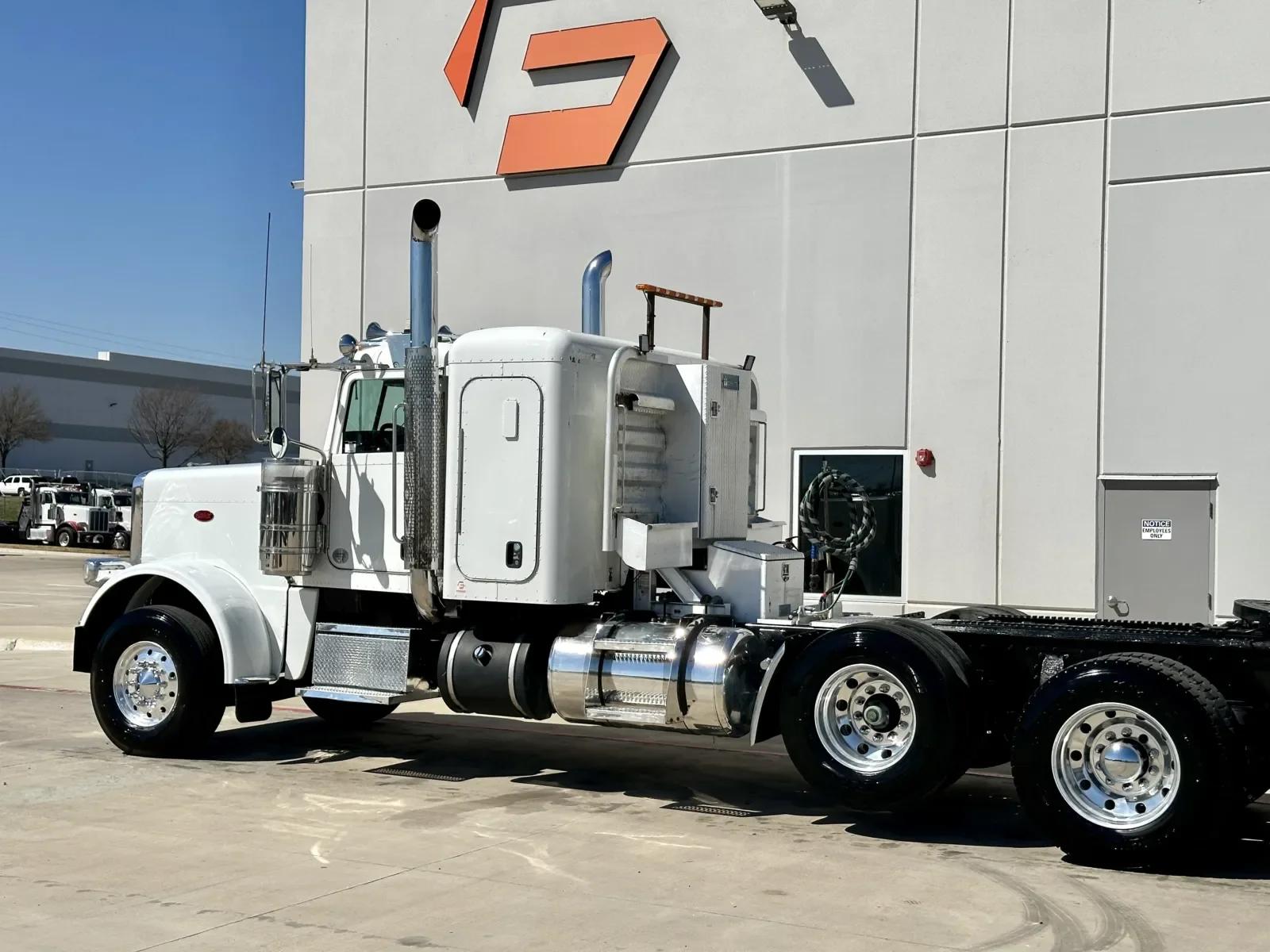 2016 Peterbilt 389 in Hutchins, TX — photo 8